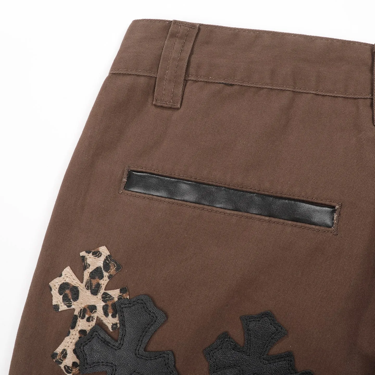 P260 Chrome Hearts/Chrome Hearts leopard print checkerboard horsehair cross patch leather jeans - Full of exploring the ultimate in fashion, Chrome Hearts' new Chrome Hearts pants cleverly integrate camouflage cross, checkerboard horsehair cross and other elements to break the traditional boundaries. The clever fusion of Mattyboy’s same style, overalls and khaki jeans brings endless matching inspiration to fashionistas.  This pair of Croxin overalls not only presents a unique retro style, but also combines comfort and sophistication with its wide-leg, loose design. The mid-high waist design matches a lazy and casual style, which not only makes the legs longer but also maintains a casual feel, it is a must-have fashion choice for trendy men and trendy women.  Brown overalls are unique in leather matching and color selection, making them the leader among overalls. Chrome Hearts' khaki cross chino casual pants have a prince-like aristocratic feel. The pants have 40 panels of leather and full texture. The W34 size is perfectly presented and has become the focus of the forefront of fashion. Whether it's for daily wear or a trendy try, these pants can bring you an excellent fashion experience.  Color: brown Size: 28 30 32 34 corresponding size s-xl